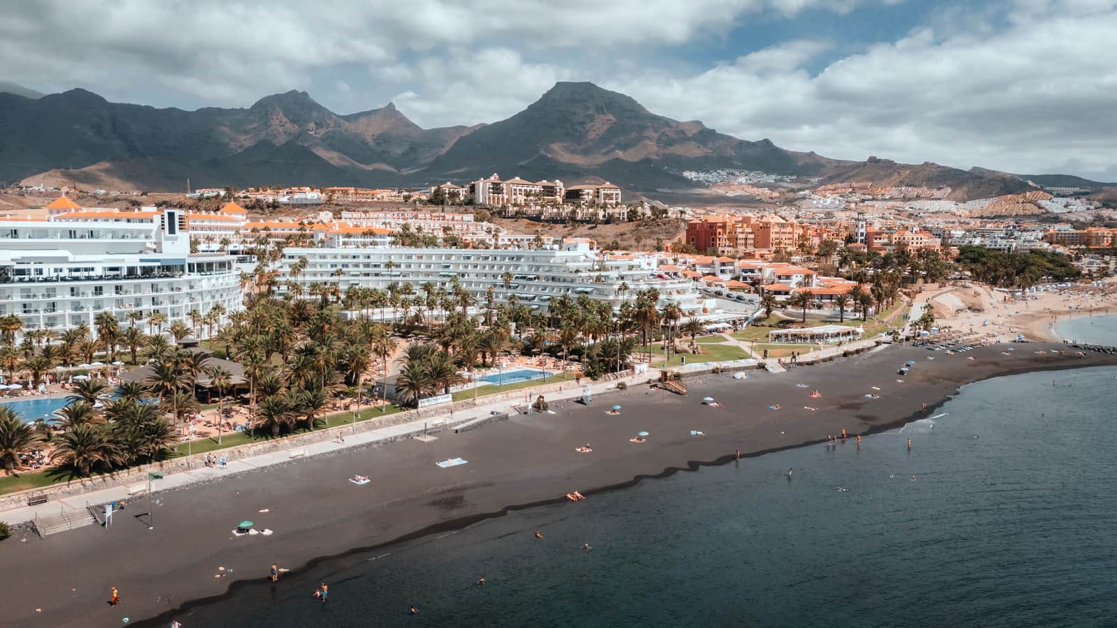 Die Strandpromenade von Costa Adeje, dahinter die Berge von Adeje