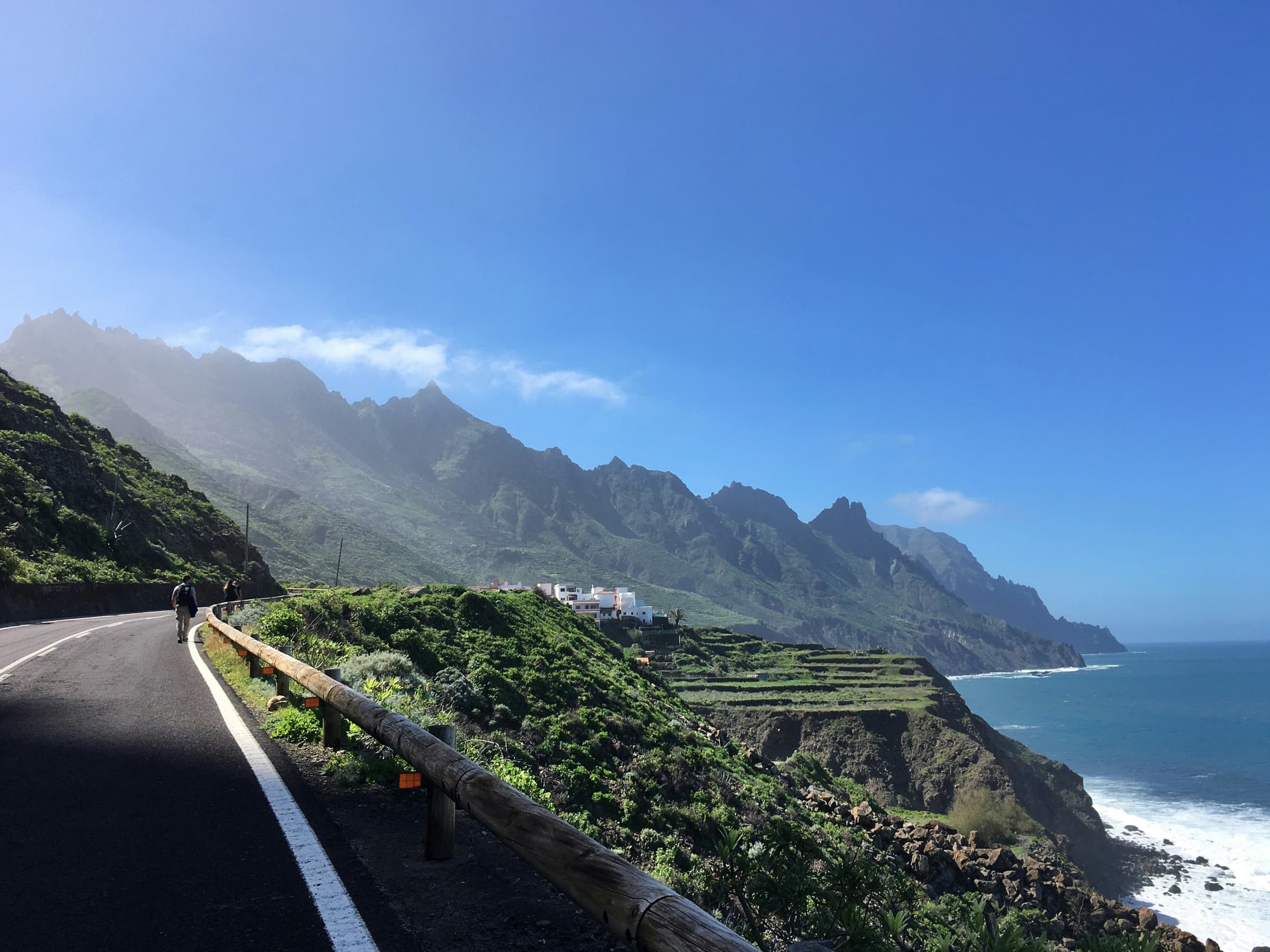Die Küstenstraße entlang des Anaga-Gebirges im Norden von Teneriffa