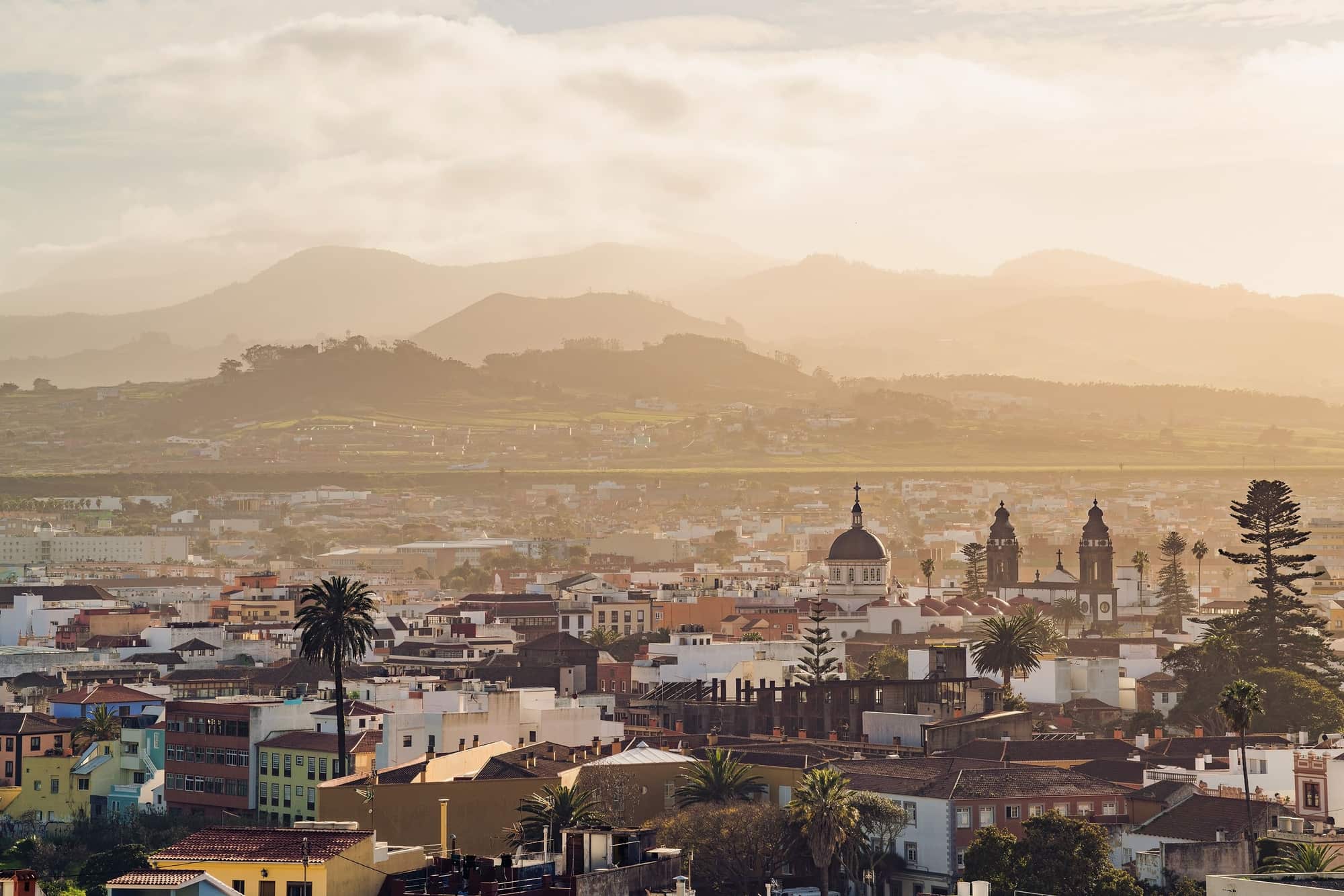 Die Stadt La Laguna unterhalb der nördlichen Bergketten, nahe Los Rodeos